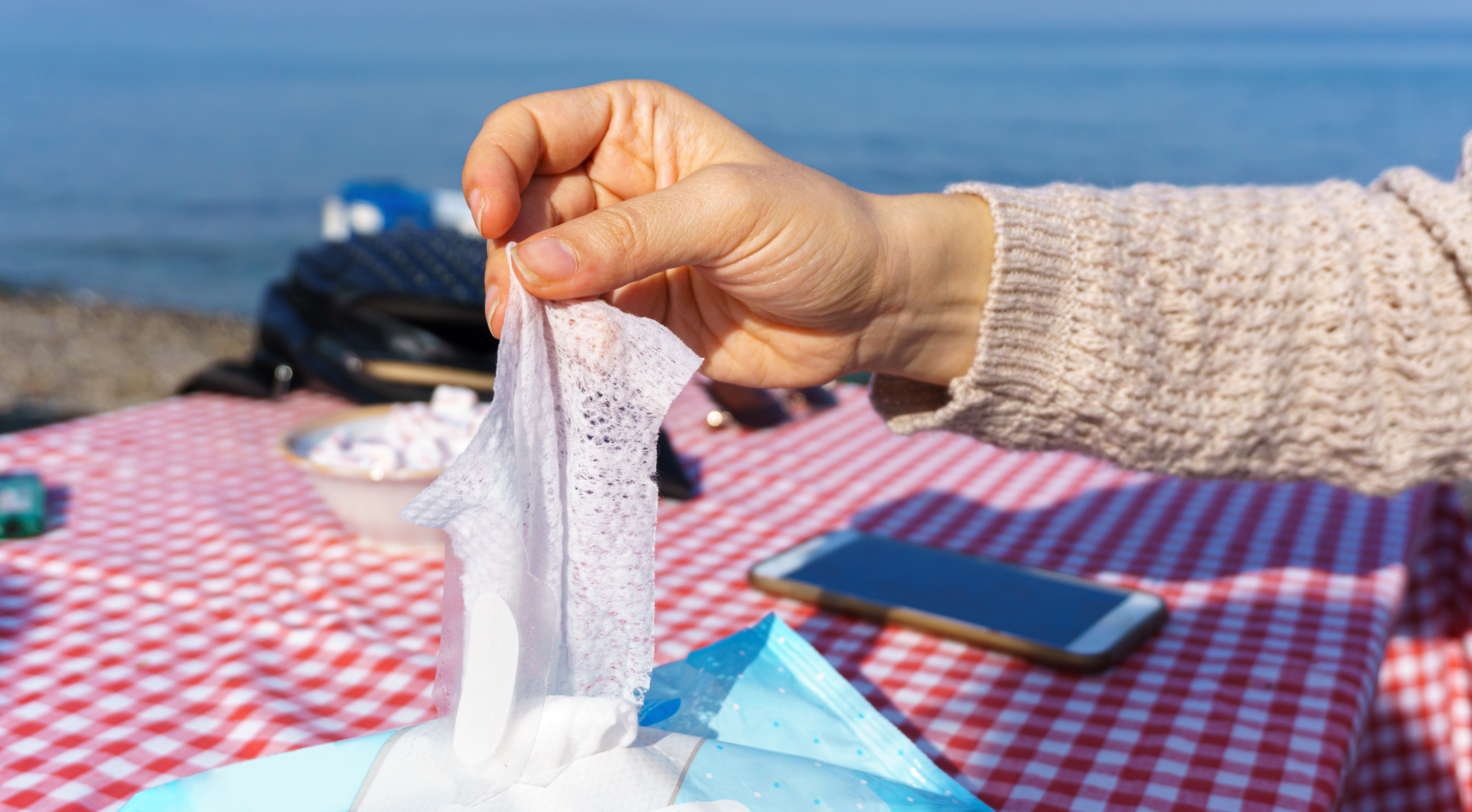 Cum vrea Spania să reducă poluarea cu plastic: producătorii de șervețele umede vor plăti pentru curățarea canalizării