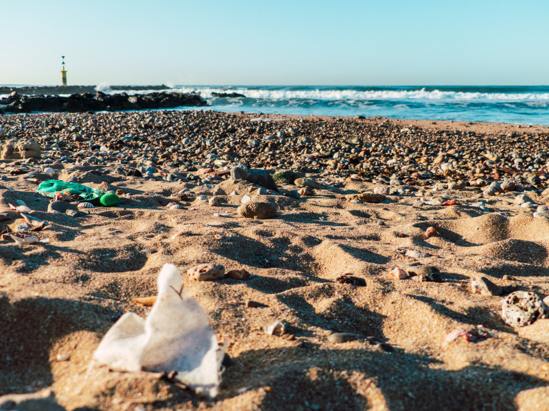 servetel umed plaja poluare plastic