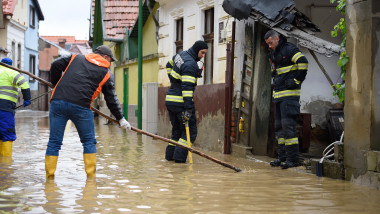 Mai multe străzi și locuințe au fost inundate în municipiul Brașov.