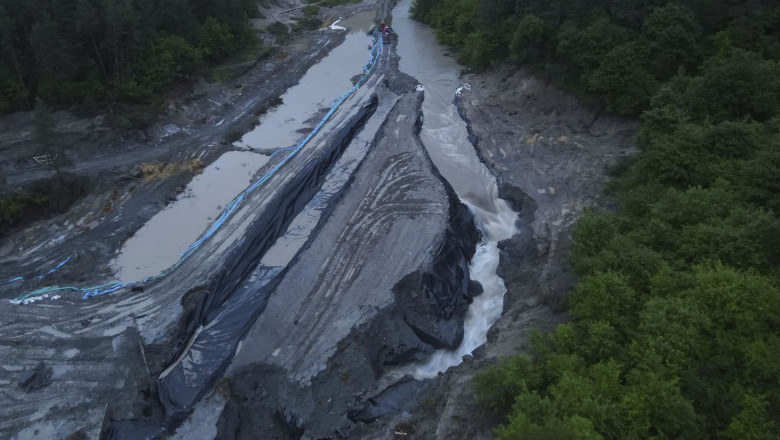 Salina Praid. Autorităţile au realizat o linie de apărare de 750 de metri pentru a proteja gospodăriile de viitură
