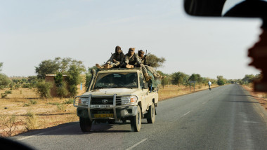 NIGER, 2000 armed soldier from Chad with Toyota pickups on the way to Mali, they are part of ECOWAS mission in the Mali war to support french troops in the operation Serval 2012 against terrorist groups / NIGER, 2000 Soldaten mit mobilen Toyota Pickups d