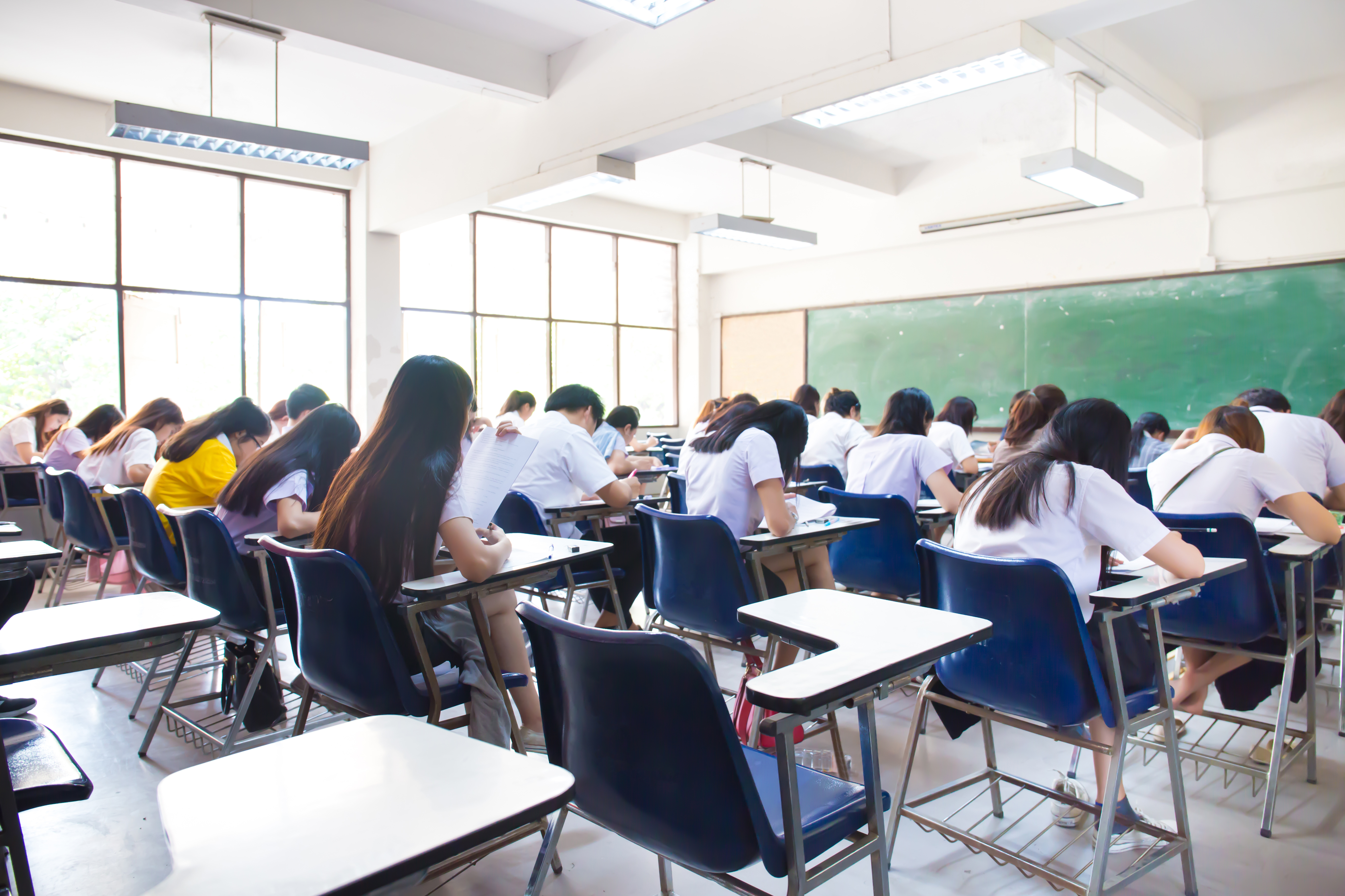 Rata de participare la BAC, proba scrisă de Limba şi literatura română, a fost de 98,71%. 25 de candidaţi, eliminaţi pentru fraudă