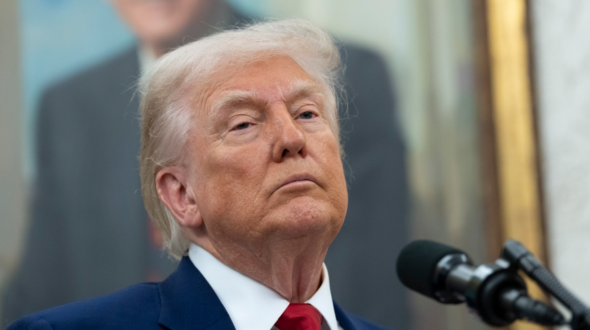 Donald Trump vrea să preia controlul asupra Washingtonului, chiar dacă legea nu-i permite. Acțiunile liderului de la Casa Albă