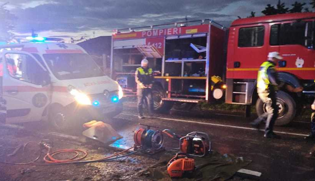 Un tânăr de 19 ani a murit şi două persoane au fost rănite, după ce maşina în care se aflau a lovit un vehicul parcat și un stâlp