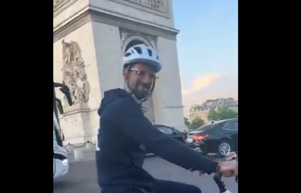 Novak Djokovici, plimbare cu bicicleta prin Paris în plin turneu. „Te iubesc!” „Şi eu te iubesc”