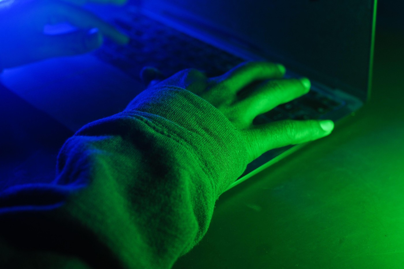 Atac cibernetic asupra serverelor Microsoft. Circa 100 de organizaţii au fost compromise. „Posibil ca situaţia să se agraveze curând”