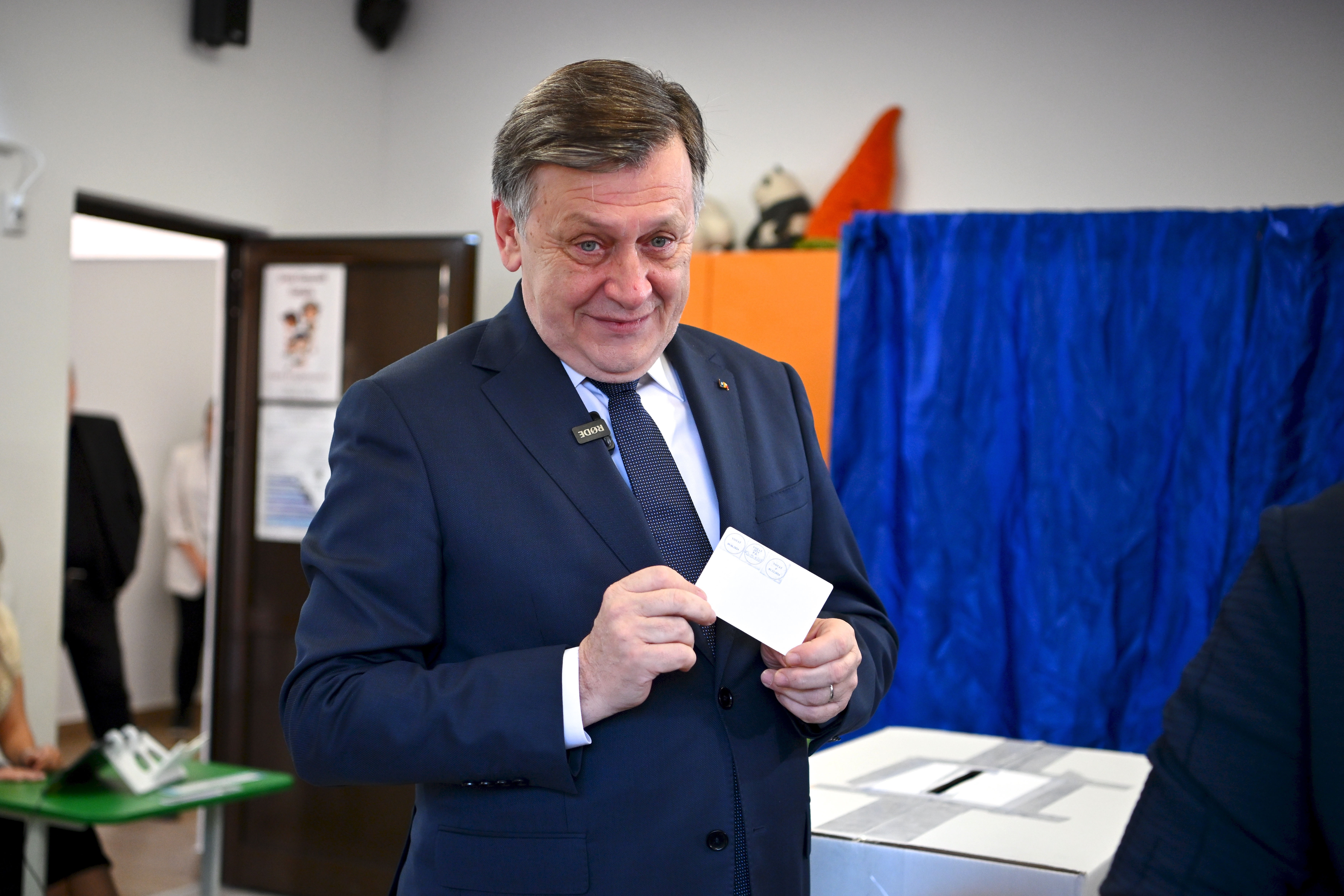 Crin Antonescu propune crearea unui nou partid de dreapta. „Rețeaua securistico-propagandistică din spatele lui Dan a câștigat din nou”