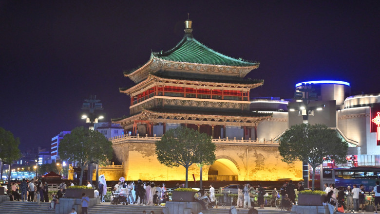 VIDEO  Zeci de turiști în pericol, după ce acoperișul unui turn vechi de 600 de ani s-a prăbușit în China. Imagini cu momentul dramatic