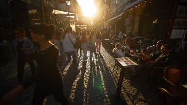 oameni pe strada in bucuresti