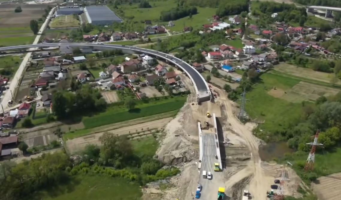VIDEO Ultimii kilometri ai secţiunii 5 a autostrăzii Sibiu-Piteşti se apropie de finalizare. Când se va deschide circulaţia