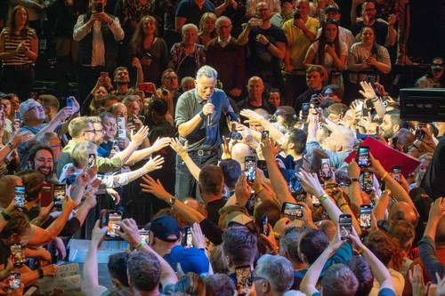 Războiul dintre Bruce Springsteen și Trump continuă. Cântărețul a lansat un album live cu critici la adresa președintelui american