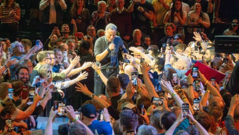 Războiul dintre Bruce Springsteen și Trump continuă. Cântărețul a lansat un album live cu critici la adresa președintelui american
