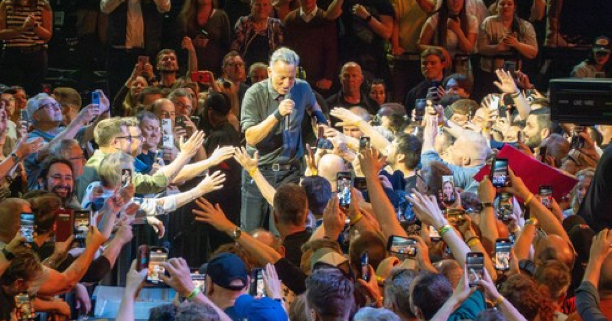 Războiul dintre Bruce Springsteen și Trump continuă. Cântărețul a lansat un album live cu critici la adresa președintelui american|EpicNews