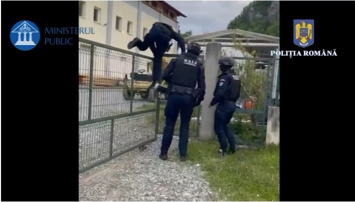 Zeci de percheziții în Maramureș, în dosare de contrabandă, braconaj, uz de armă fără drept, purtare abuzivă