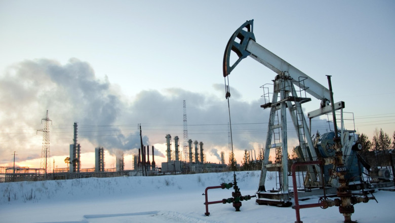 Marea Britanie cere G7 să reducă plafonul de preț pentru petrolul rusesc