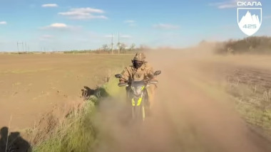 Soldati motociclete ucraina