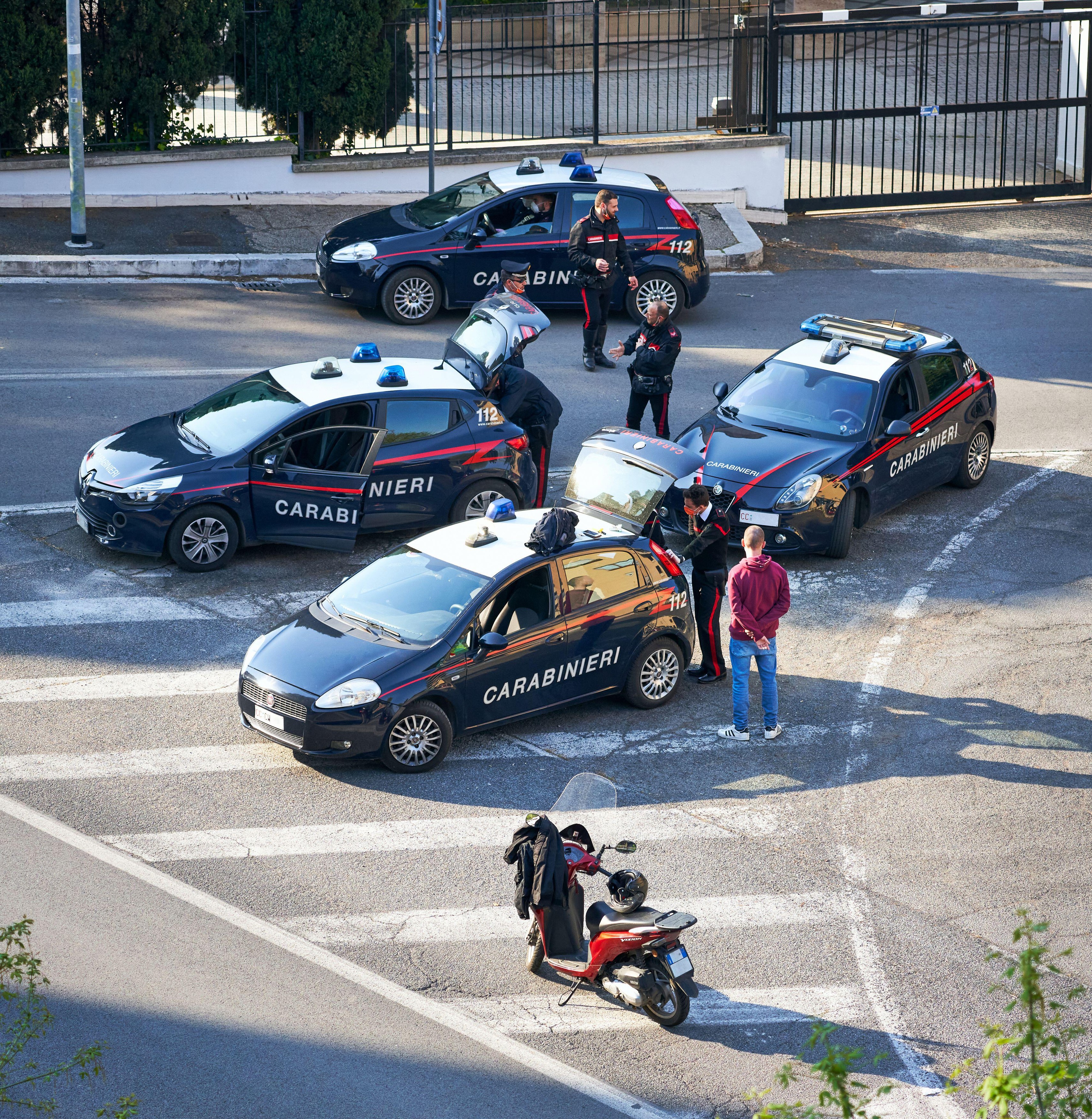 Turist german, urmărit de poliție pe străzile din Roma. A fugit pe scuter cu un artefact roman antic, luat ca „suvenir”