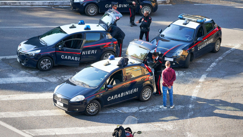 Turist german, urmărit de poliție pe străzile din Roma. A fugit pe scuter cu un artefact roman antic, luat ca „suvenir”