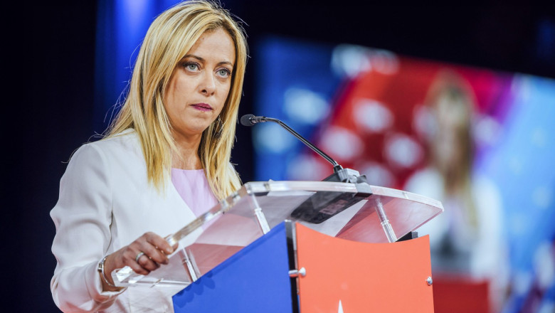 Înfrângere pentru Giorgia Meloni: Ambele femei din cuplurile de acelaşi sex obţin statutul legal de părinţi în Italia