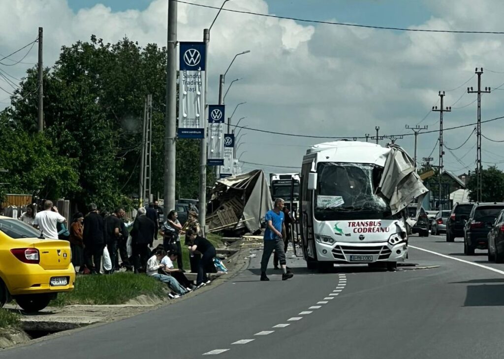 Plan roșu de intervenție activat în județul Iași: un autocamion şi un autocar cu 20 de pasageri, implicate într-un accident la Leţcani