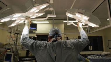 medic si lumini in sala de operatie