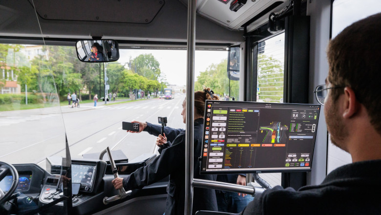 Un autobuz electric fără şofer a fost testat în premieră, la Cluj-Napoca. „Viitorul circulă în oraș fără șofer, dar cu viziune”