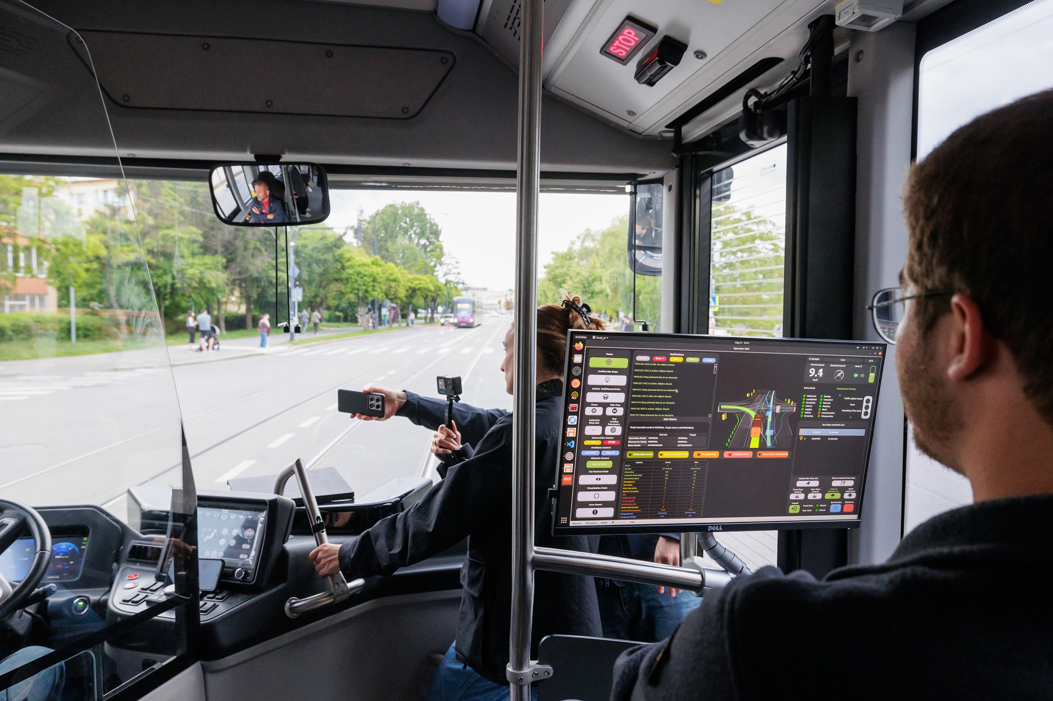 Un autobuz electric fără şofer a fost testat în premieră, la Cluj-Napoca. „Viitorul circulă în oraș fără șofer, dar cu viziune”