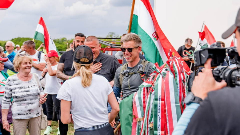 VIDEO  Peter Magyar, oponentul lui Viktor Orban, a ajuns la granița cu România, în „marșul celor un milion de pași”