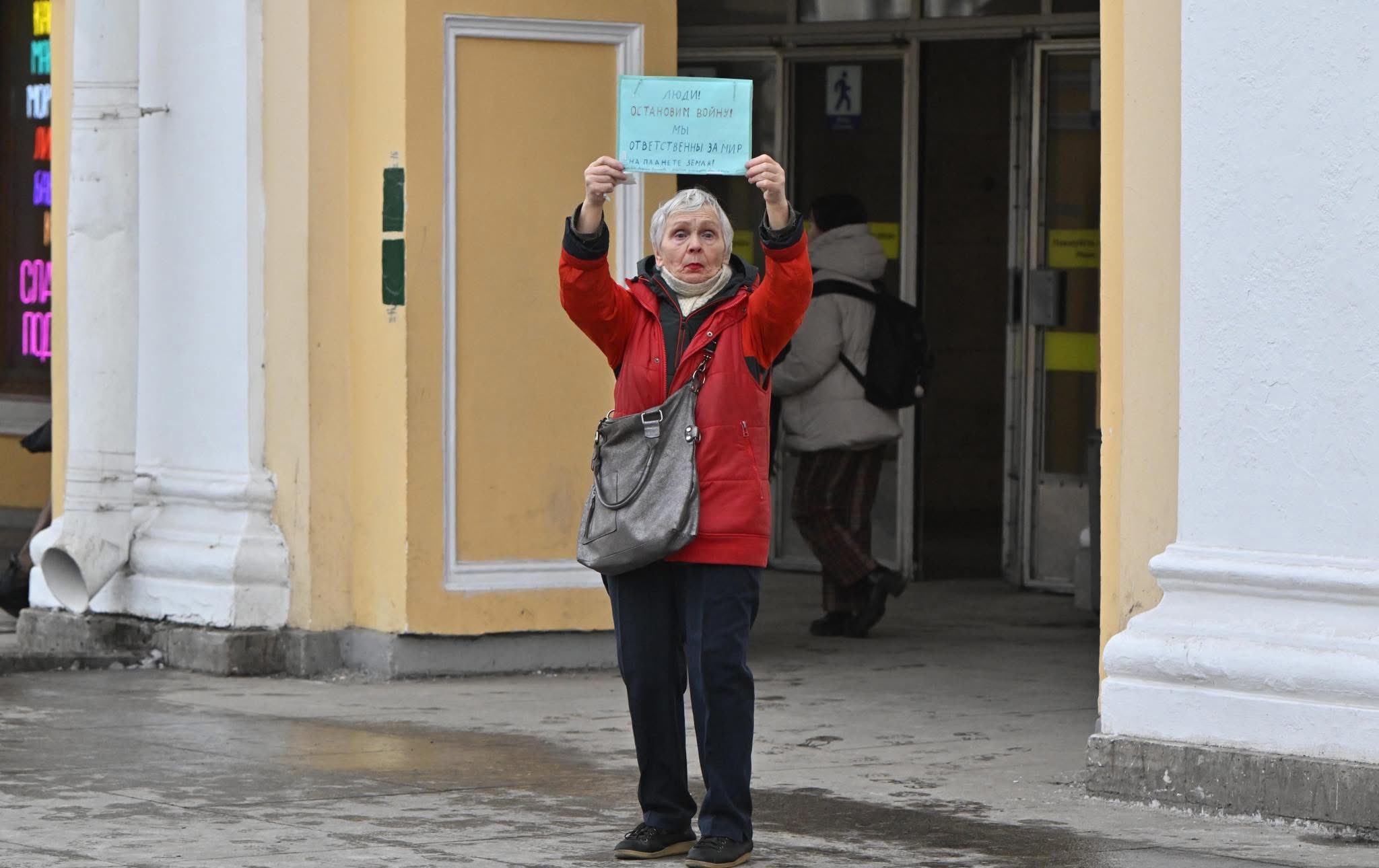O supravieţuitoare a asediului asupra Leningradului din Al Doilea Război Mondial a fost amendată pentru că scris „pace” pe o pancartă