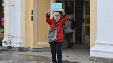 Liudmila Vasilieva cu o pancartă pe care scria de mână: "Tuturor. Să oprim războiul! Suntem responsabili de pacea pe Pământ!", in sankt petersburg