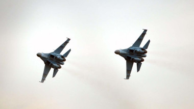 2 avioane su-27 in zbor