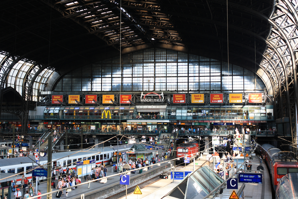 Cel puțin 12 răniți într-un atac cu cuțitul la gara centrală din Hamburg. Trei sunt în stare critică