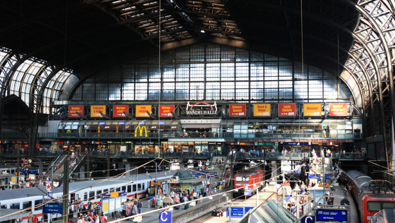 Cel puțin 12 răniți într-un atac cu cuțitul la gara centrală din Hamburg. Trei sunt în stare critică