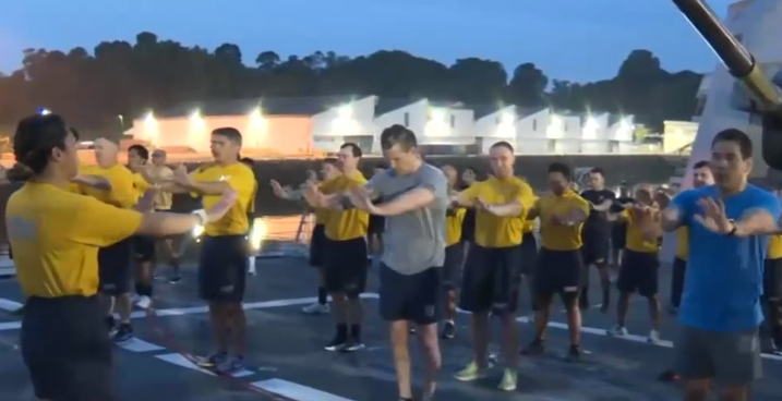 Pete Hegseth s-a antrenat alături de trupele americane pe un portavion, în Singapore. Imagini inedite cu șeful Pentagonului