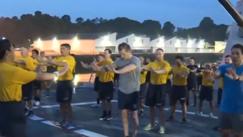 VIDEO  Pete Hegseth s-a antrenat alături de trupele americane pe un portavion, în Singapore. Imagini inedite cu șeful Pentagonului