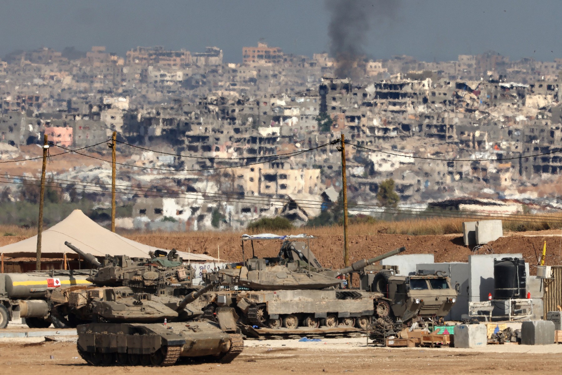 Noi lovituri israeliene în Fâșia Gaza. Benjamin Netanyahu discută luni, la Washington, cu Donald Trump un plan de încetare a focului