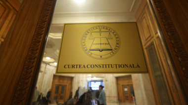 Sigla Curții Constituționale la sediul instituției din Palatul Parlamentului.