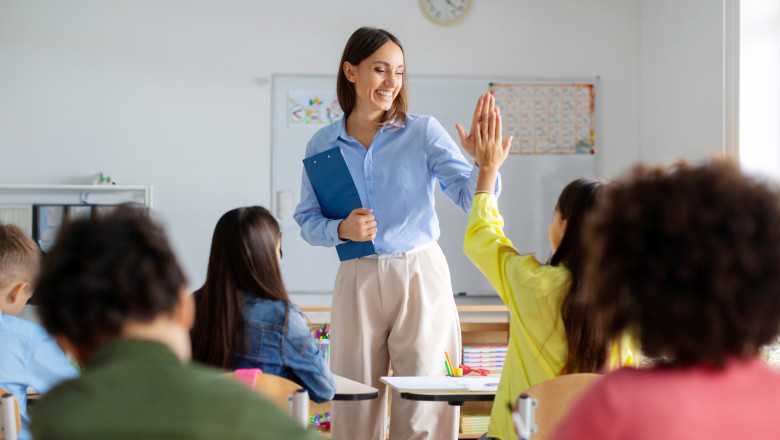 Ziua Învățătorului, sărbătorită pe 5 iunie. Este zi liberă pentru elevi și profesori în România