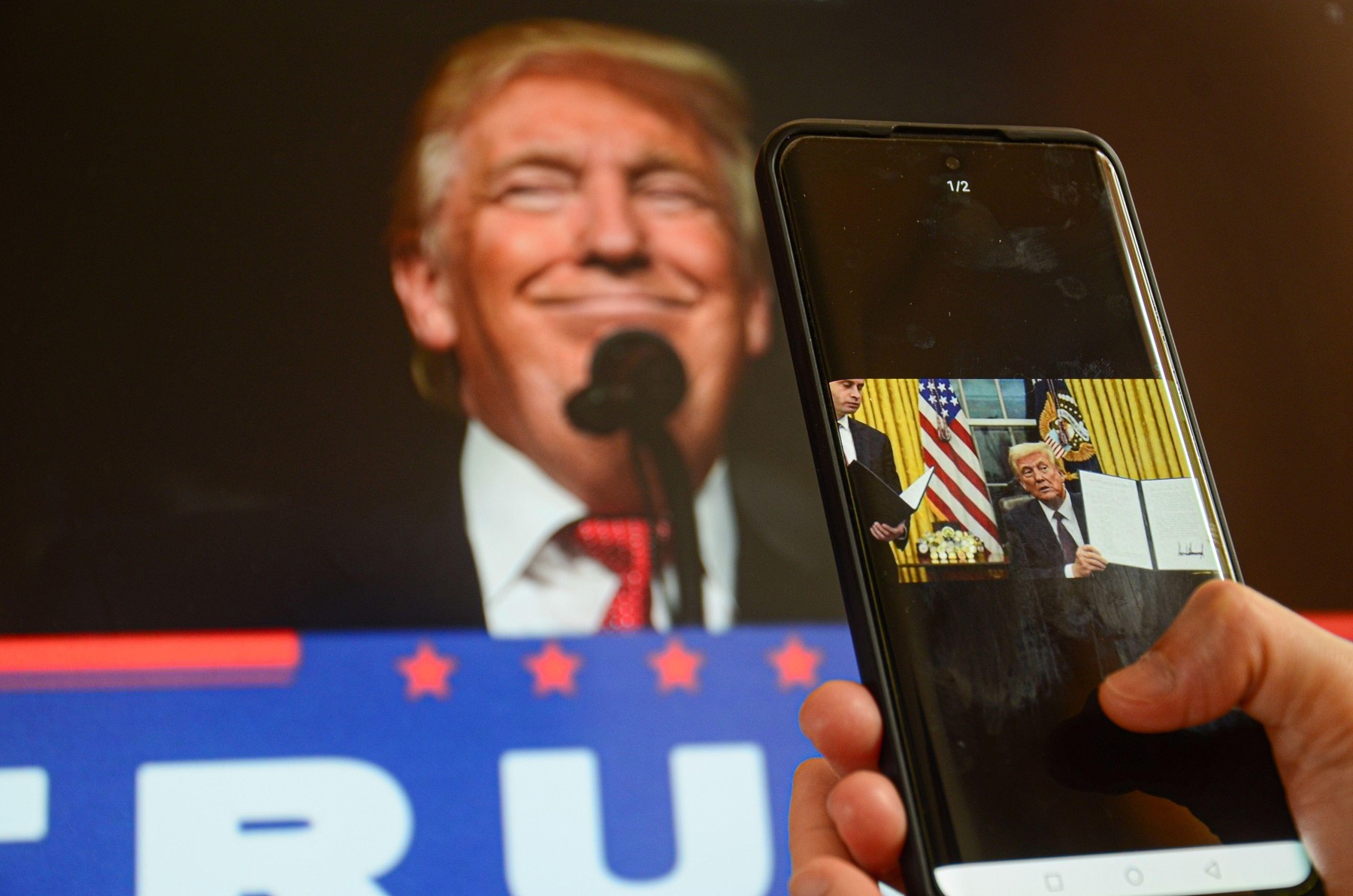 Războiul tarifelor lui Trump ar putea duce la scumpirea smartphone-urilor. „Industria se confruntă cu o furtună de incertitudine”