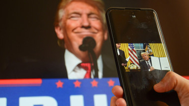 Jiangmen,Guangdong,China.13rd April,2025.Chinese people use smartphone to watch news about China and US tariff news.US President Donald Trump's administration has exempted smartphones, computers and some other electronic devices from "reciprocal" tariffs,
