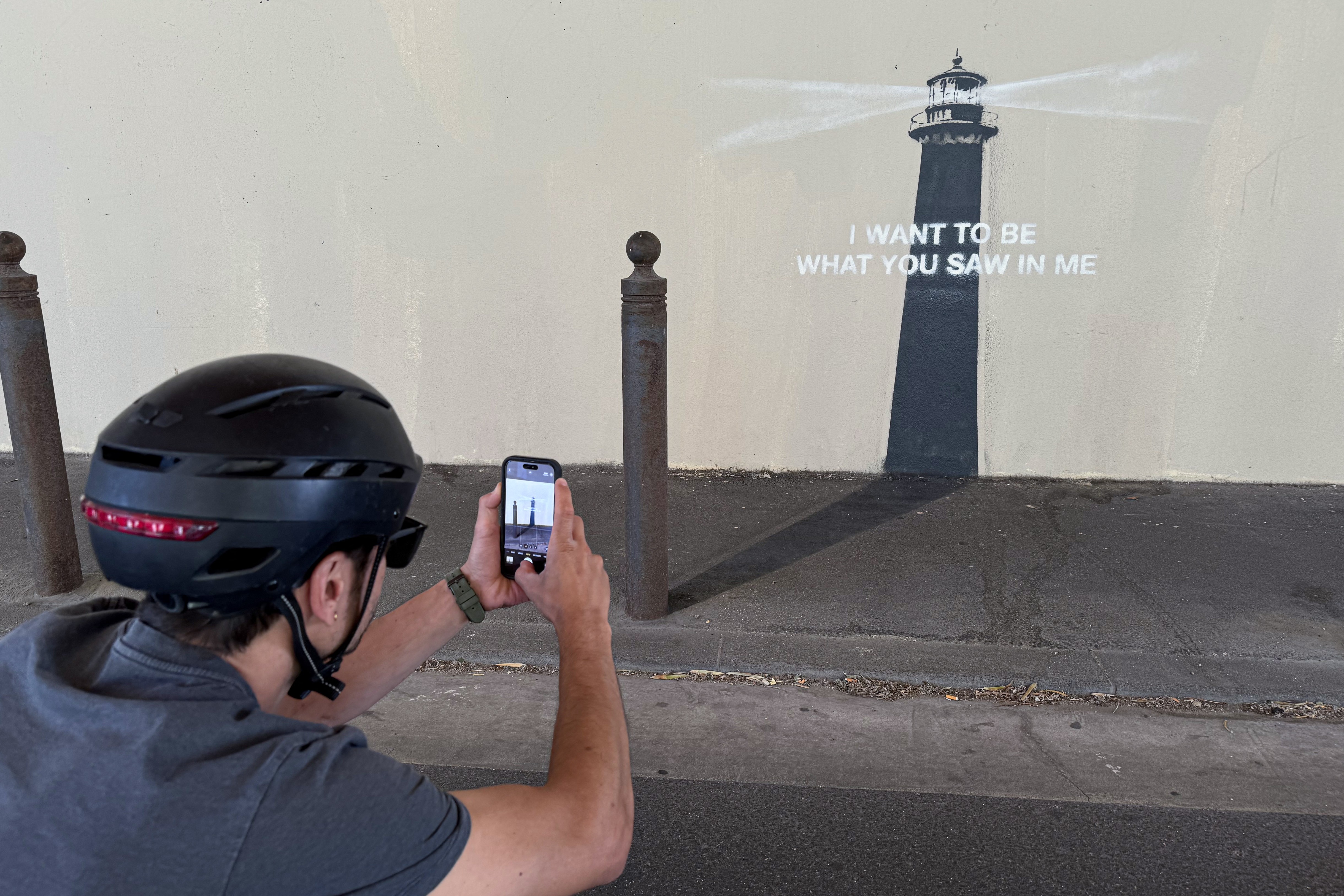 O nouă operă a lui Banksy a apărut pe o stradă din Marsilia: „Vreau să fiu ceea ce ai văzut în mine”