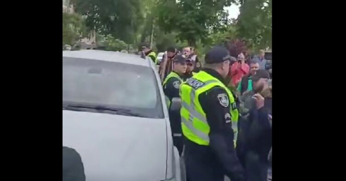 Protest masiv în Kamianeț-Podilskîi: Cetățenii blochează un vehicul militar și își exprimă nemulțumirea față de recrutare