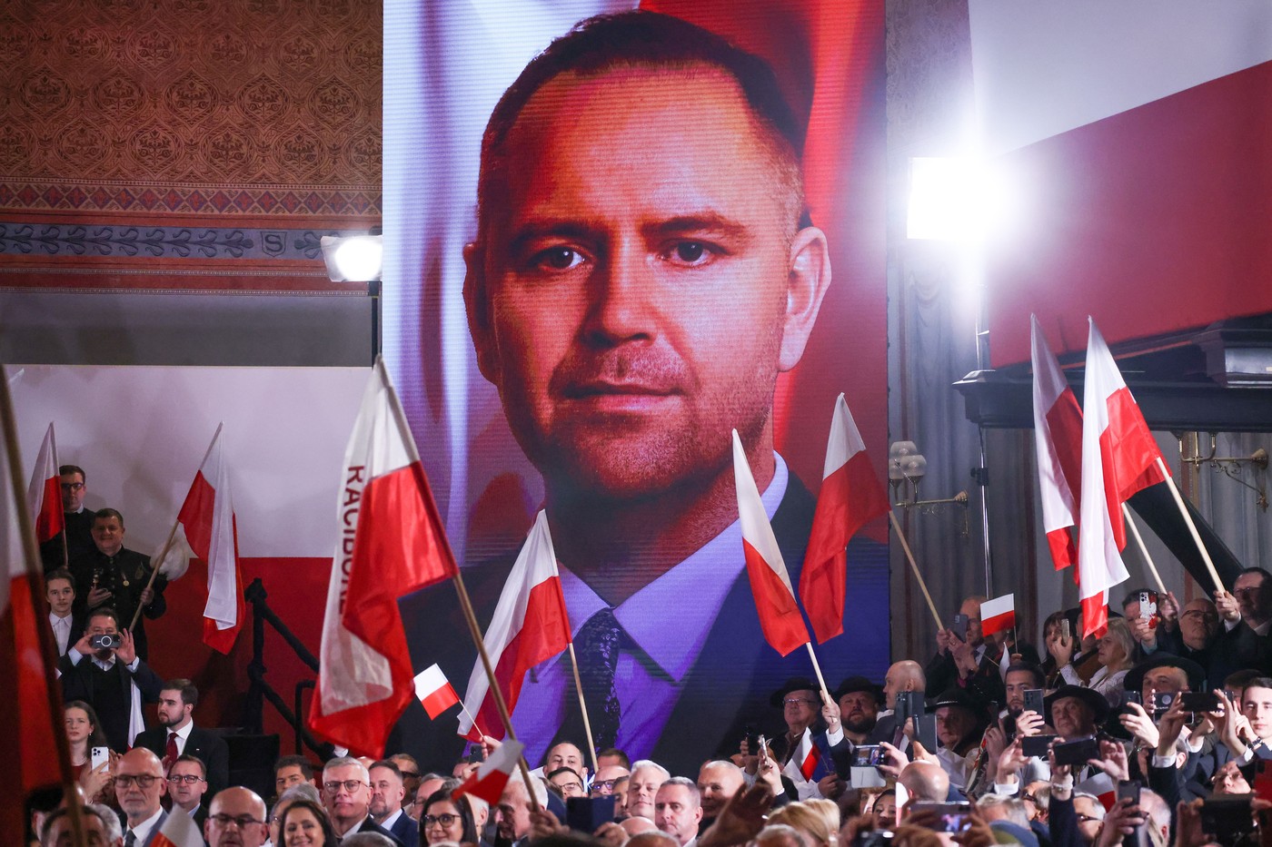 Scheletele din dulapul lui Karol Nawrocki nu îi afectează candidatura la președinția Poloniei, ba chiar l-ar putea ajuta să câștige