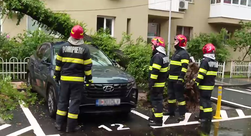 Cod portocaliu de furtună în București, până la 20:15. A fost emis mesaj RO-Alert. Furtuna a doborât deja un copac și a inundat străzi