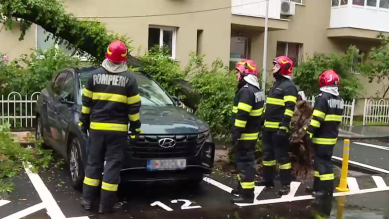 Copac prăbușit peste o mașină, în București. Mai multe străzi din Capitală au fost acoperite de ape