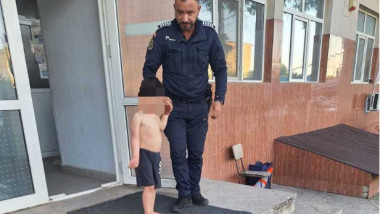 politist langa un copil gasit pe strada
