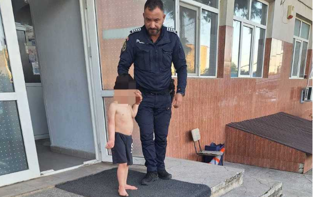 Copil de 4 ani, găsit dezbrăcat pe stradă de poliţişti, după ce a căzut de la etajul 1. Era dezorientat şi nu ştia să ajungă acasă