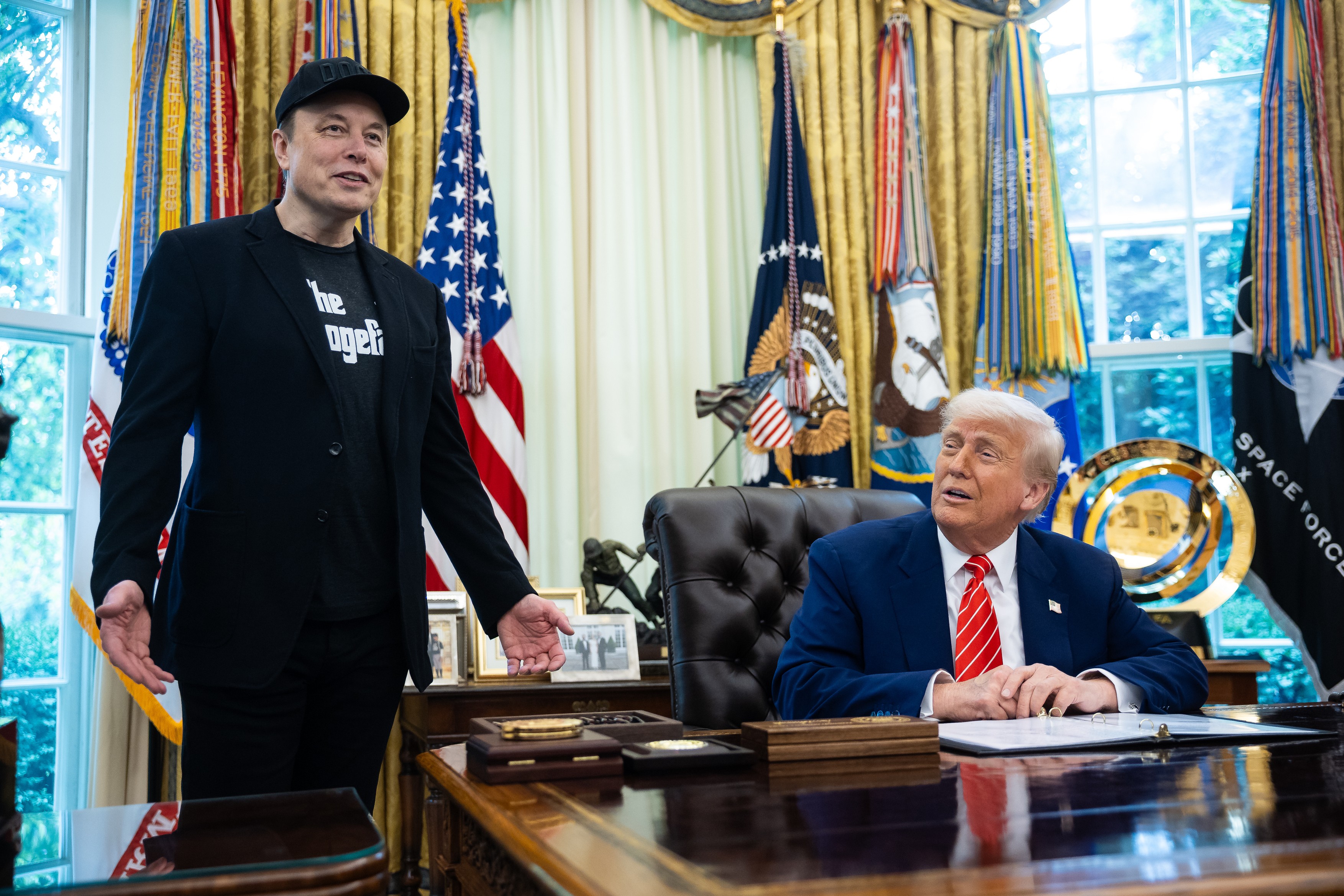 Donald Trump și Elon Musk, spectacol de unitate la conferința de presă de la plecarea șefului Tesla de la Casa Albă
