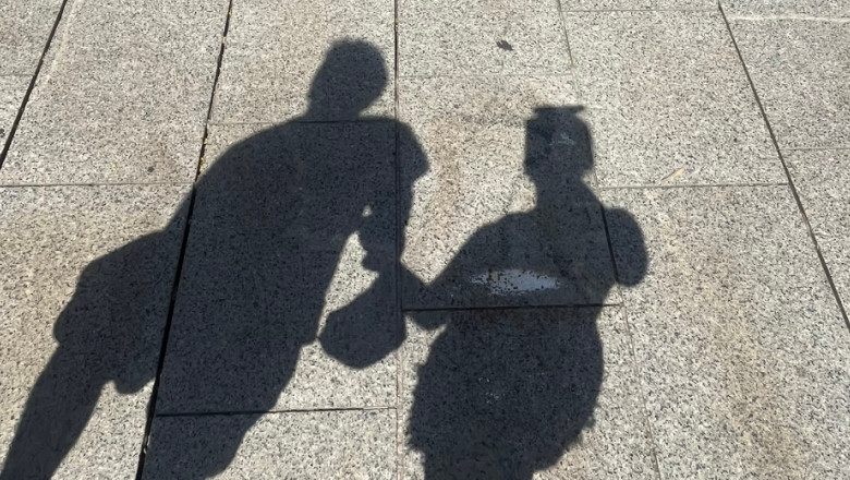 umbra unui cuplu pe asfalt