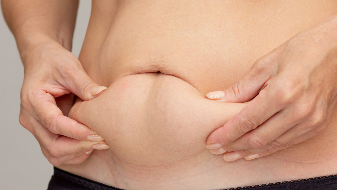 De ce se mută grăsimea în jurul abdomenului în perioada menopauzei? Și ce poți face pentru a stopa procesul